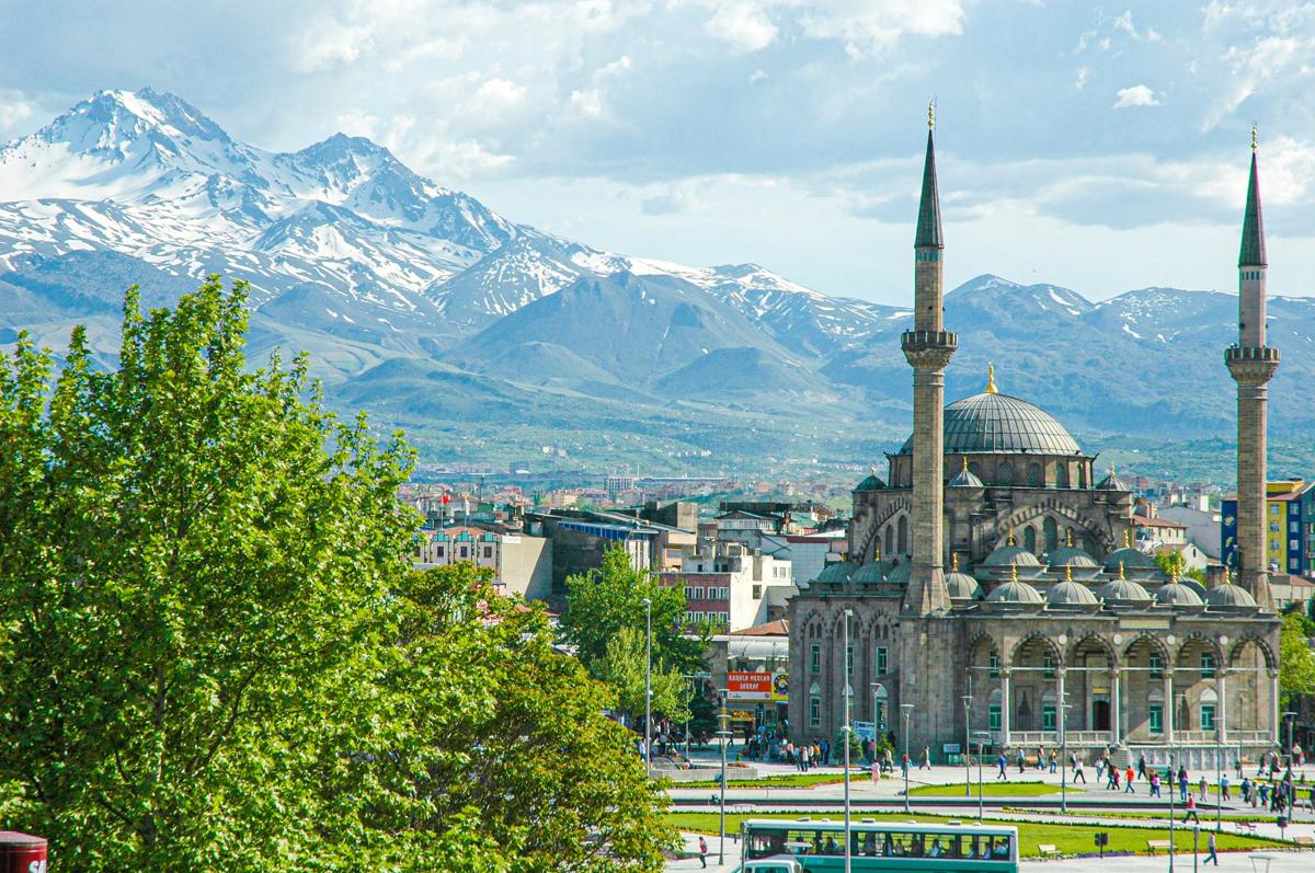 Erciyes Dağı önünde Kayseri şehir manzarası